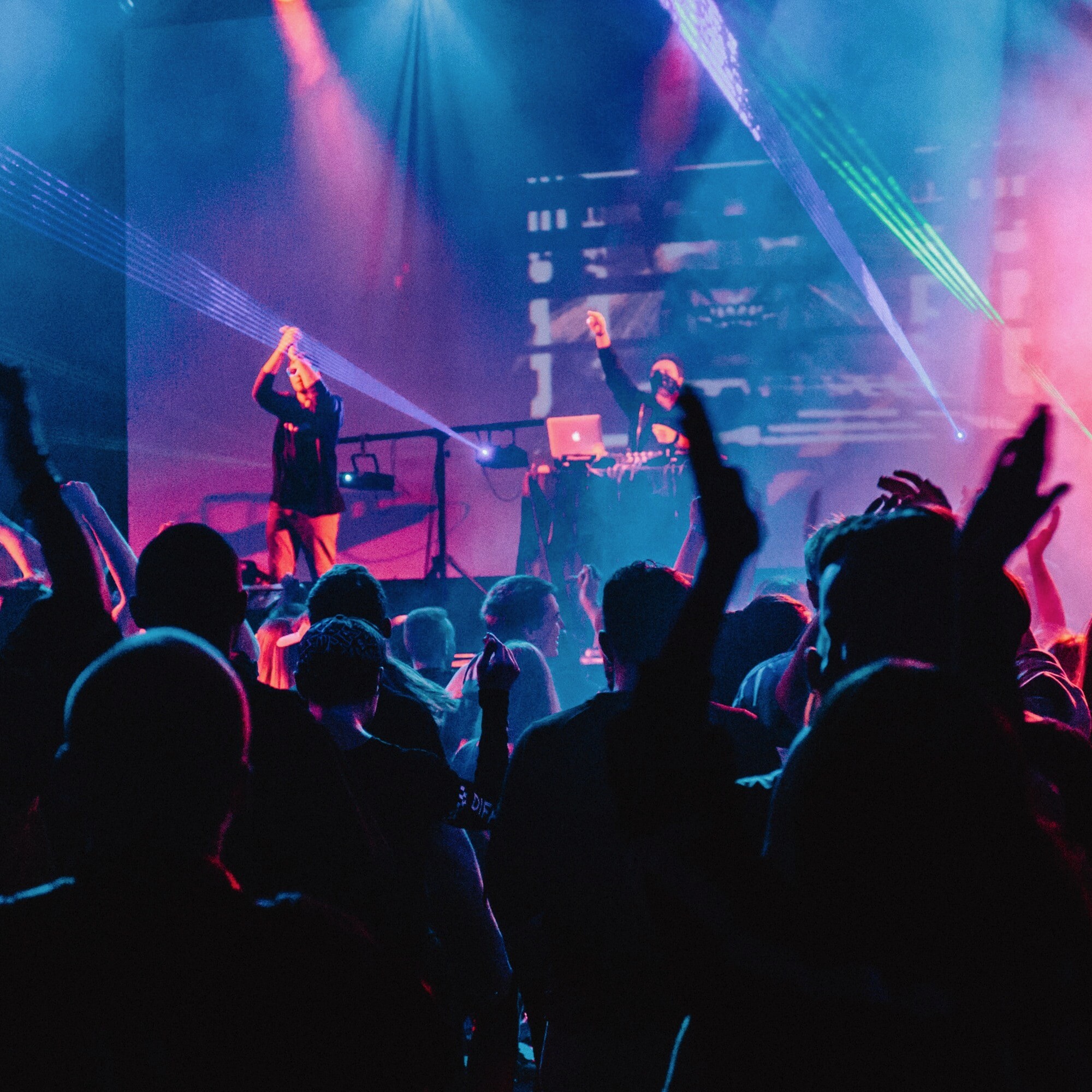 Liveband mit Dj plus Livemusikern für Firmenfeiern und Corporate Events buchen | NEON LIVE 1:1